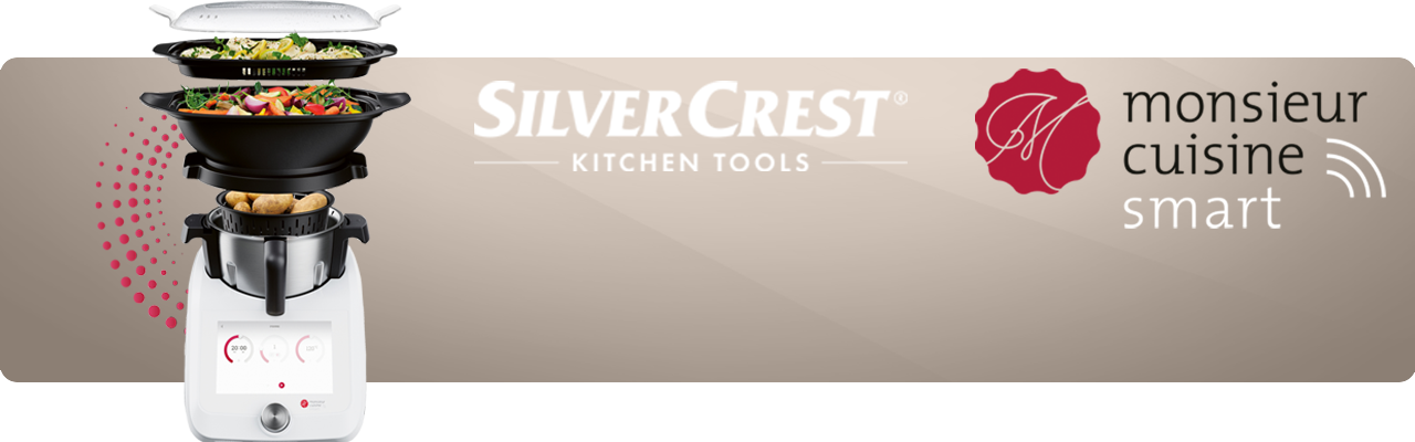 Aufbau des Monsieur Cuisine smart mit Basisstation, Mixtopf und übereinander schwebenden Dampfgaraufsätzen, daneben die Logos von SilverCrest und Monsieur Cuisine smart.