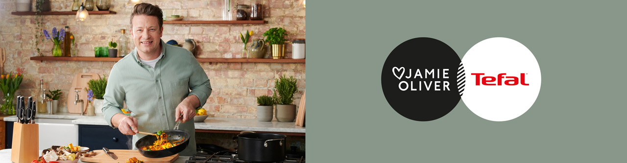 Jamie Oliver steht in einer Küche beim Kochen, daneben die Logos von Jamie Oliver und Tefal